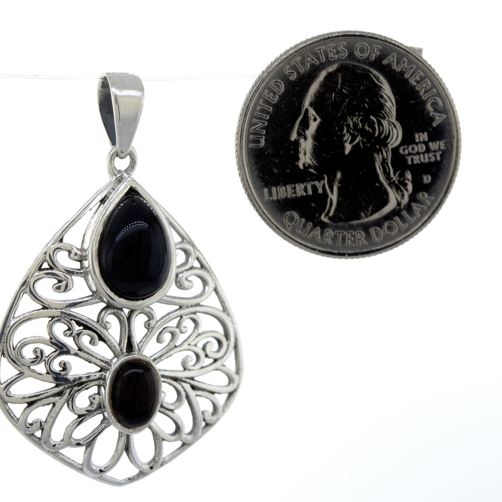 A Super Silver freestyle setting sterling silver Onyx pendant.