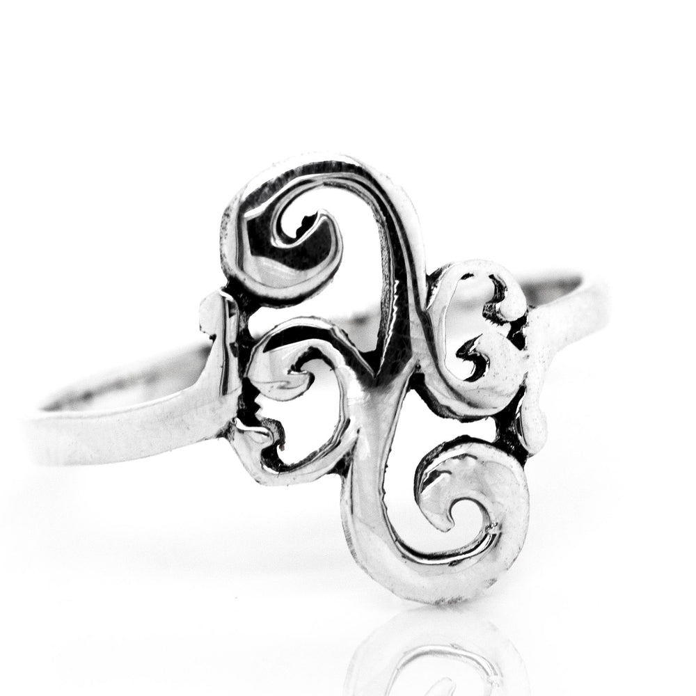 
                  
                    A stunning Super Silver Stylish Swirl Ring, perfect for any occasion.
                  
                