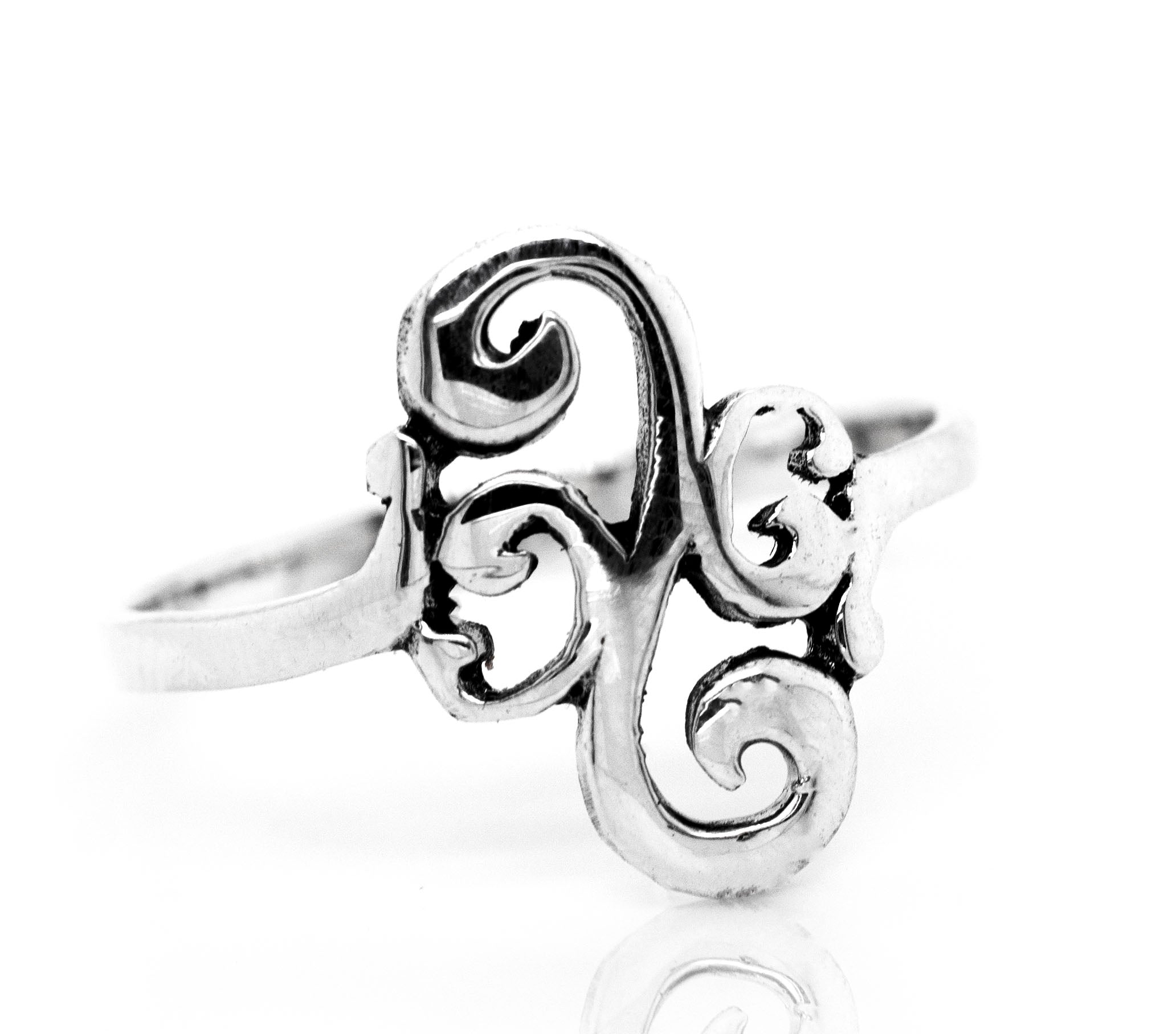 A stunning Super Silver Stylish Swirl Ring, perfect for any occasion.